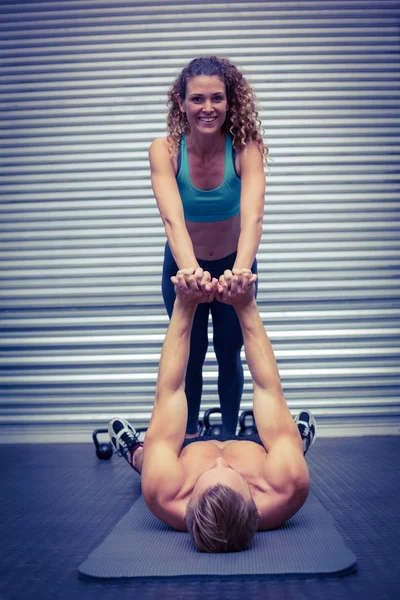 Casal muscular fazendo exercícios principais — Fotografia de Stock