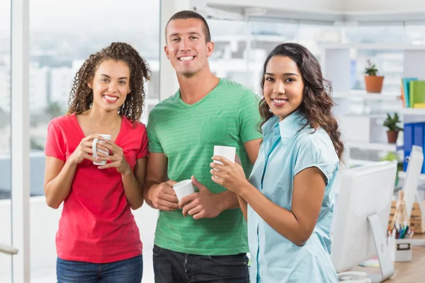 Team tijdens de pauzetijd in office cafetaria — Stockfoto