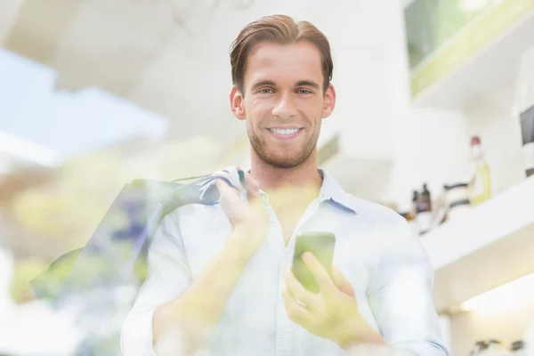 Ritratto di un uomo che guarda il suo telefono — Foto Stock