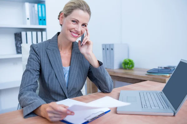 Jolie femme d'affaires blonde téléphonant et utilisant son ordinateur portable — Photo