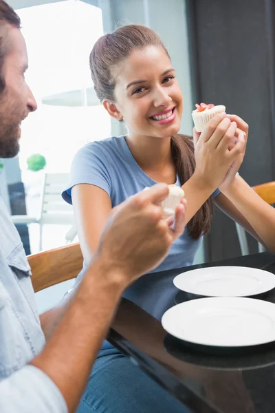 Joven feliz pareja comiendo pastel —  Fotos de Stock