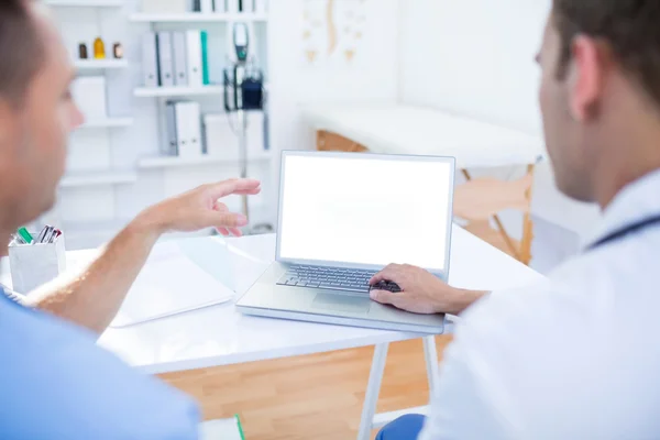 Geconcentreerde medische collega's werken — Stockfoto