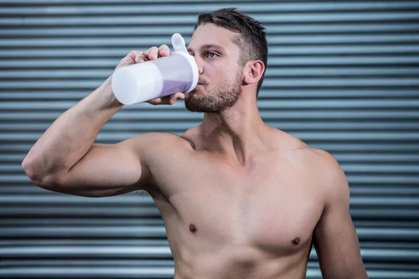 Homem Muscular Bebendo Cocktail Proteína — Fotografia de Stock