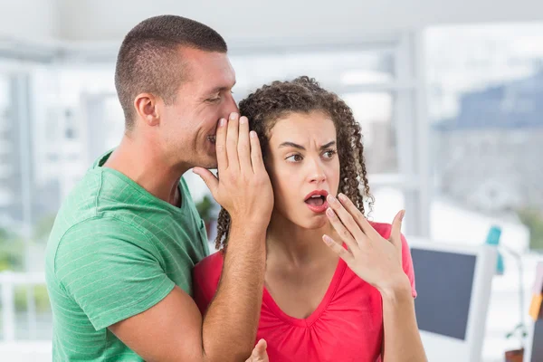 Gelegenheitsunternehmer flüstert seinem Kollegen Geheimnis zu — Stockfoto