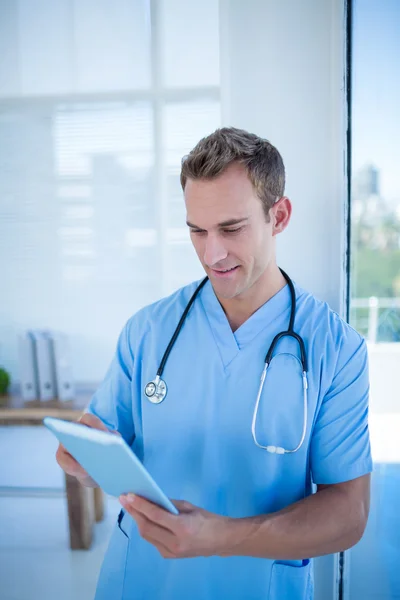 Uśmiechający się lekarz obserwując jego tabletki — Zdjęcie stockowe