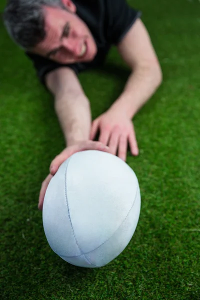 Um jogador de rugby marcando uma tentativa — Fotografia de Stock