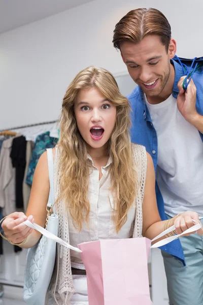 Una pareja sorprendida con bolsas de compras —  Fotos de Stock