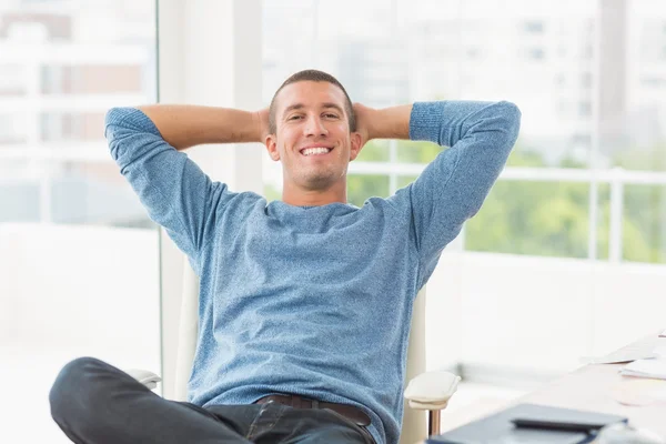 Entspannter kreativer Geschäftsmann liegt im Stuhl — Stockfoto