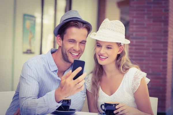 Linda pareja mirando un teléfono inteligente — Foto de Stock