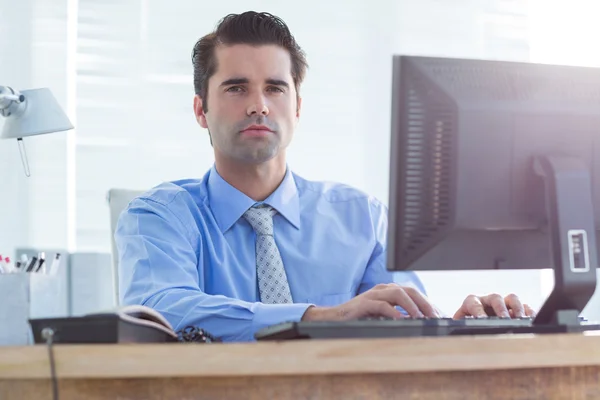 Seriöser Geschäftsmann nutzt Computer — Stockfoto