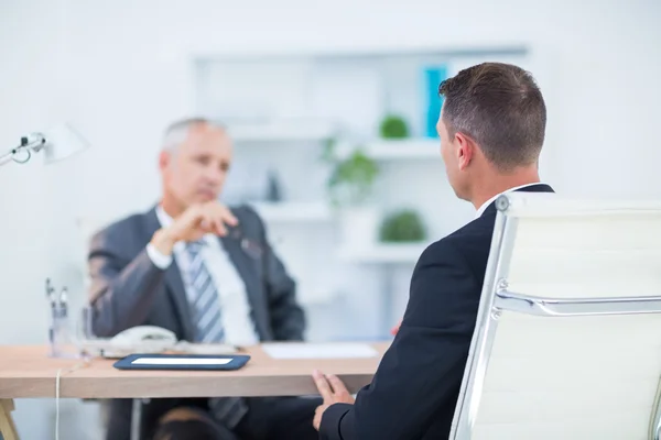 Twee zakenlieden zitten en spreken — Stockfoto