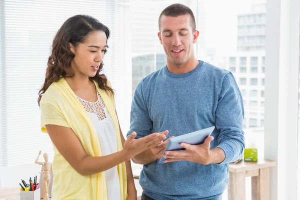 Colleghi che lavorano insieme con tablet — Foto Stock