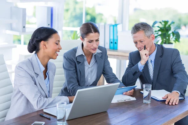 Mensen uit het bedrijfsleven kijken naar tablet pc — Stockfoto