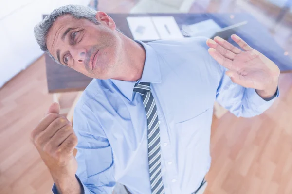 Un hombre de negocios serio levantando algo — Foto de Stock