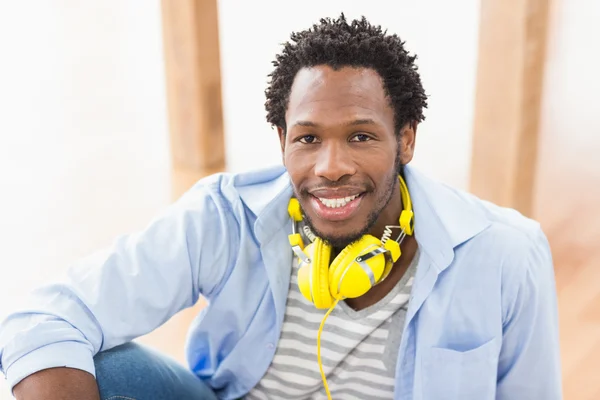 Joven empresario creativo con auriculares alrededor del cuello —  Fotos de Stock