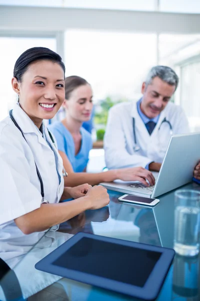 Médico feliz e colegas estão falando — Fotografia de Stock