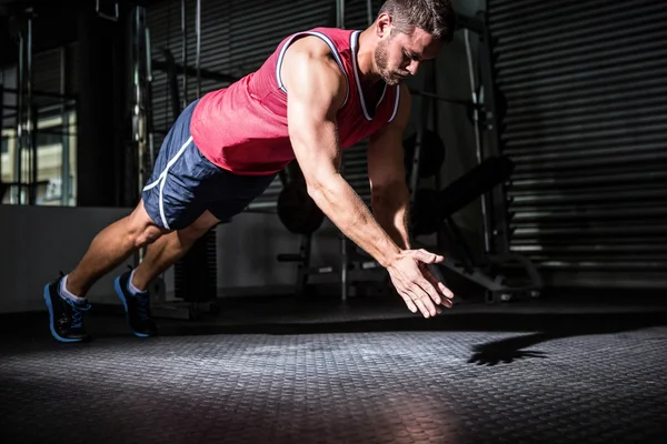 Hombre musculoso haciendo flexiones con aplausos en la mano —  Fotos de Stock