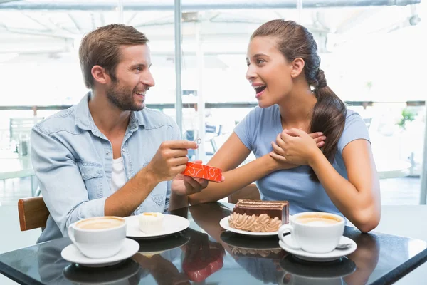 Paar isst Kuchen und Mann schenkt ihr einen Ring — Stockfoto