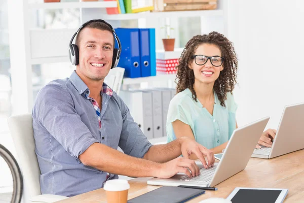 Colegas de negócios relaxados trabalhando no laptop — Fotografia de Stock