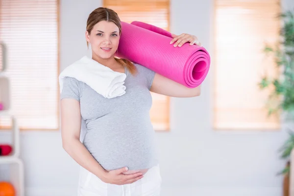 Mujer embarazada mantenerse en forma — Foto de Stock