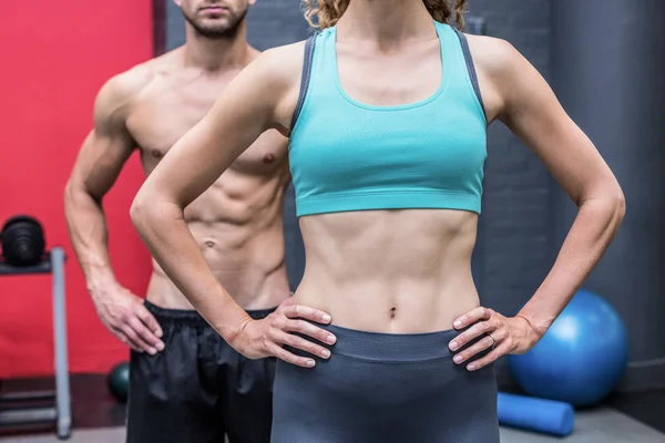 Casal muscular com as mãos nos quadris — Fotografia de Stock