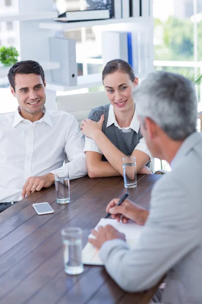 Casual business människor talar tillsammans — Stockfoto