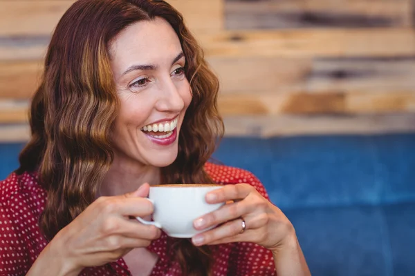 Casual morena beber café — Foto de Stock