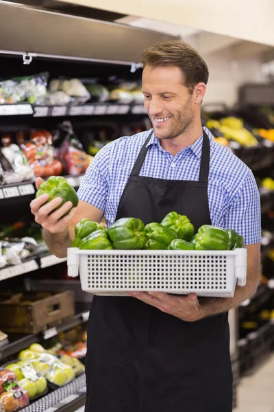Усміхнений красивий працівник бере коробку з овочами — стокове фото