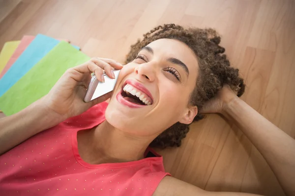 Junge kreative Geschäftsfrau lacht am Telefon — Stockfoto