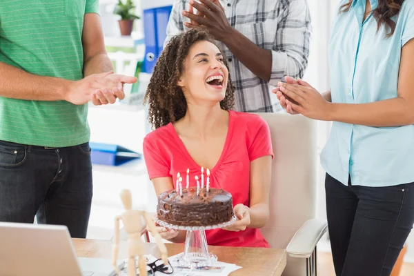 Equipe de negócios casual comemorando um aniversário — Fotografia de Stock