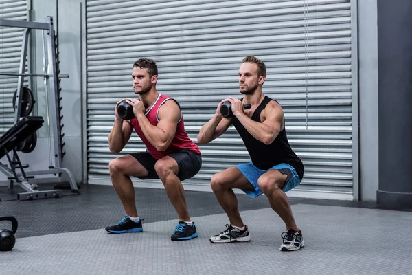 Uomini muscolari che si allenano con kettlebells — Foto Stock