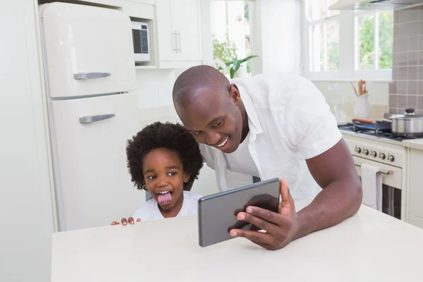 디지털 태블릿을 사용하는 아버지 와아들 — 스톡 사진