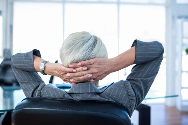 Empresária relaxante no escritório — Fotografia de Stock