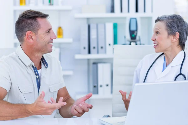 Medico femminile che parla con il suo paziente — Foto Stock