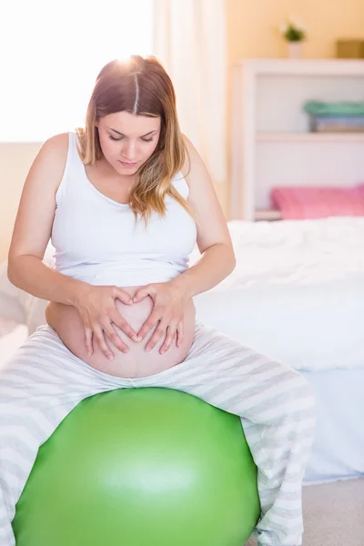 Mujer embarazada mantenerse en forma — Foto de Stock