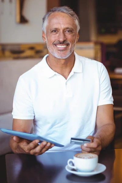 Customer holding tablet and credit card — Stock Photo, Image