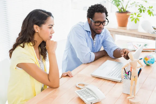 Jungunternehmer erklärt etwas — Stockfoto