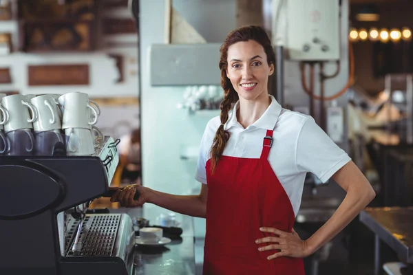 Barista met behulp van de koffiemachine — Stockfoto