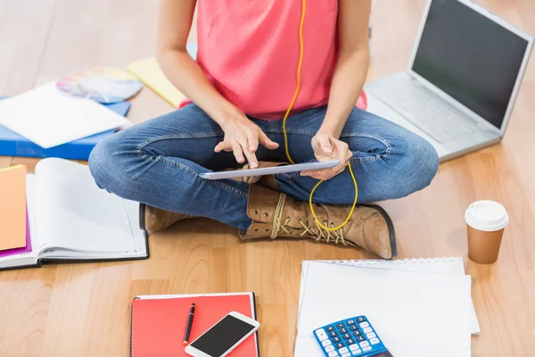 Junge kreative Geschäftsfrau scrollt auf Tablet — Stockfoto