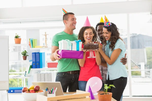 Des collègues souriants célèbrent leur anniversaire — Photo