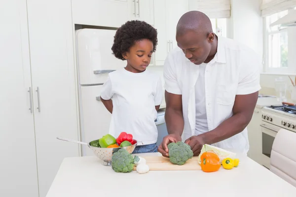 Kleiner Junge kocht mit seinem Vater — Stockfoto