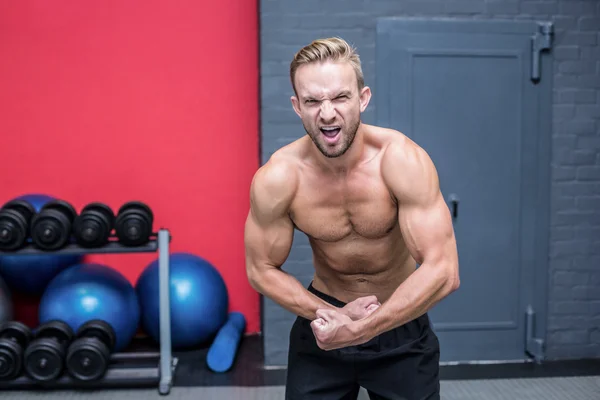 Homem muscular flexionando seus músculos — Fotografia de Stock