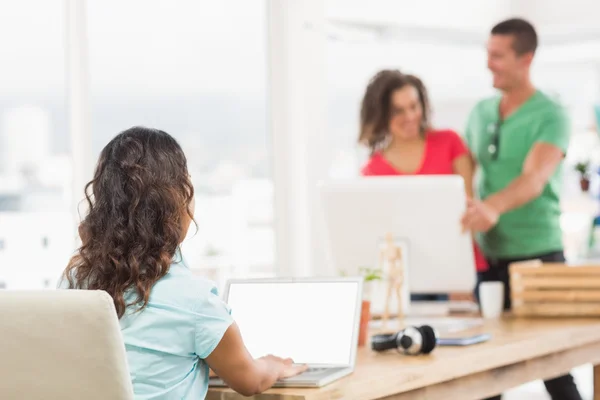 Casual zakelijke ploeg die vergadering — Stockfoto