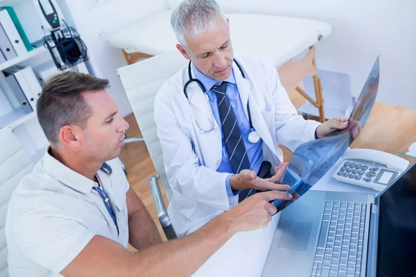 Doctor and patient looking at Xray — Stock Photo, Image