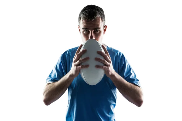 Jogador de rugby segurando uma bola de rugby — Fotografia de Stock