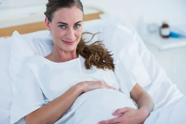 Kobieta w ciąży uśmiecha się do kamery — Zdjęcie stockowe
