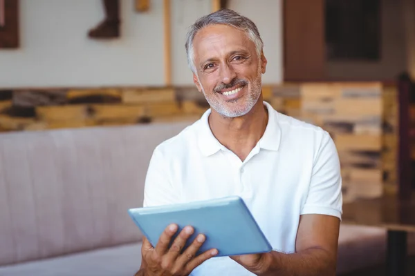 Homem casual usando seu tablet — Fotografia de Stock