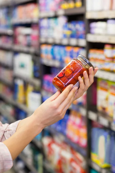 A pretty woman showing a jar — Stock Photo, Image