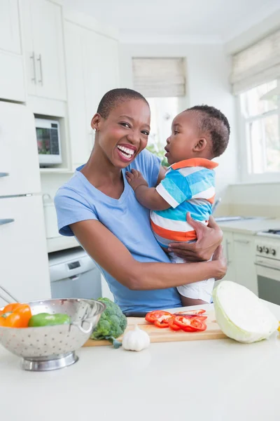 Sorrindo mãe com seu babyboy — Fotografia de Stock