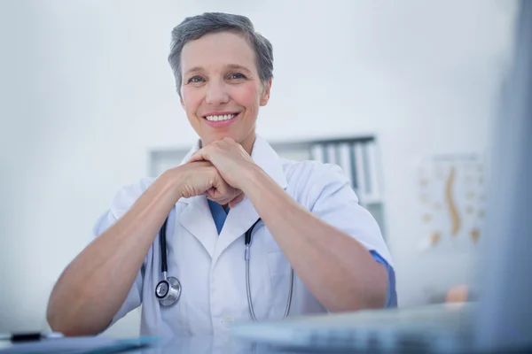 Médica feliz olhando para a câmera — Fotografia de Stock